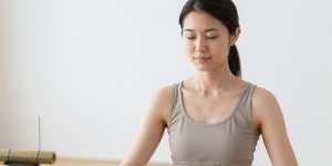 禅の瞑想をする女性の横顔