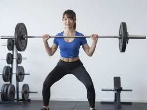 デッドリフトを行う男性