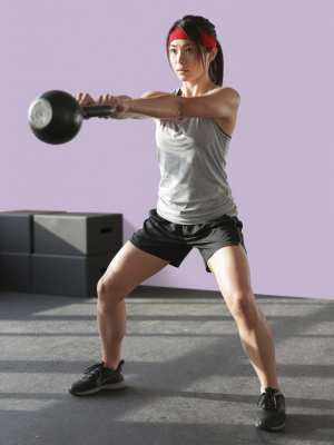 ケトルベルスイングをする男性