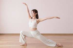 ヨガの太陽礼拝を行う女性