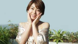 朝のテラスで輝く肌を見せる女性