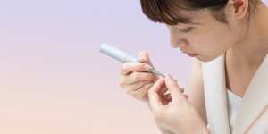 電動ファイルで爪を整えるネイリスト