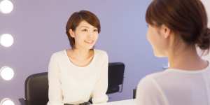 ヘアスタイルに満足する女性