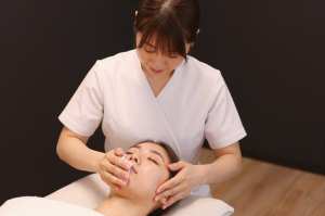 ホットタオルでフェイシャルケア