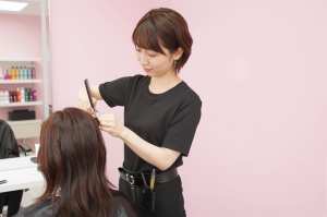 ヘアサロンで施術する美容師