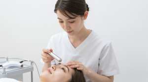 肌診断を行うエステティシャン
