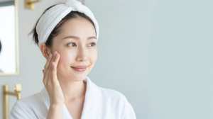 スキンケア後のリフレッシュした女性