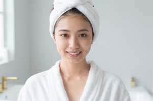 洗顔後の美肌セルフィーを撮る女性