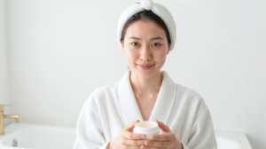 自然派フェイスマスクを持つ女性