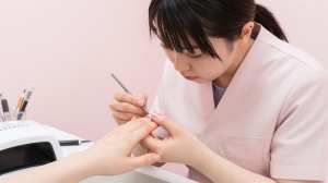 ネイルアートを施すネイリスト