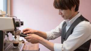 バリスタがエスプレッソを淹れる