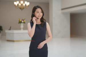 ホテルロビーで接客する女性