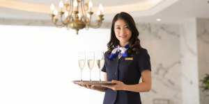 シャンパンを運ぶホテルスタッフ