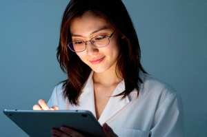 タブレットで記録する女医