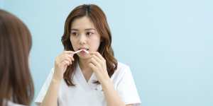 フロスの使い方を指導する歯科衛生士