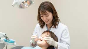 患者の歯を診察する歯科医