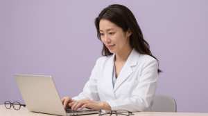 PCで論文を読む女医