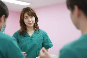 緊急外来で協議する外科医