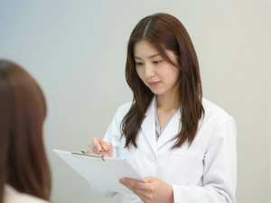 同僚と薬について話す薬剤師