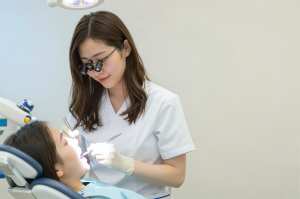 患者の歯を診る歯科衛生士