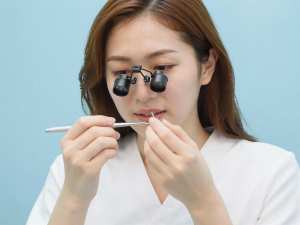 精密検査を行う歯科衛生士