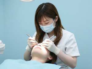 歯科検診を行う歯科衛生士