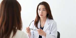 患者と治療について話す女医