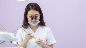 歯石除去を行う歯科衛生士