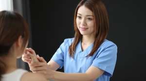 患者を励ます看護師