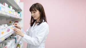薬を整理する薬剤師