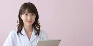 オンライン診察をする女医