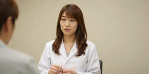 患者に手術を説明する女医