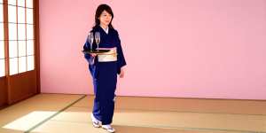 旅館でシャンパンを運ぶ女性