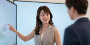 デジタル画面で案内するホテルスタッフ