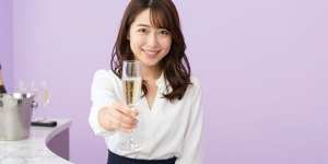 シャンパンバーでグラスを差し出す女性