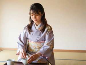 旅館で茶道を行う女性
