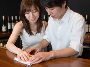 バーカウンターを拭くバーテンダー