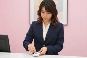 ホテル受付で鍵を整理する女性