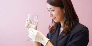 ワイングラスを磨く女性スタッフの横顔