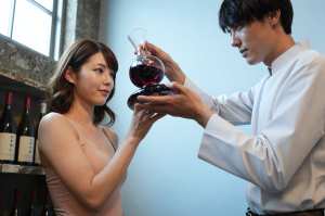 デキャンタージュをするソムリエ（ローアングル）