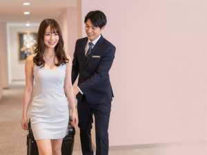 ホテルで荷物を運ぶ男性スタッフ