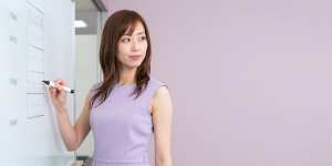 プロジェクト進捗を確認する女性