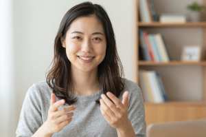 自宅でオンライン通話する男性