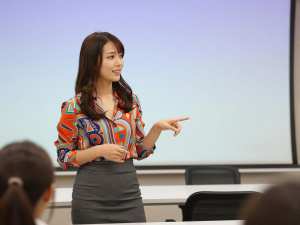 研修で指導する女性講師