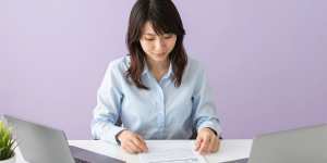 オフィスで書類を整理する男性