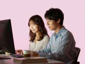 深夜の自宅で集中する男性