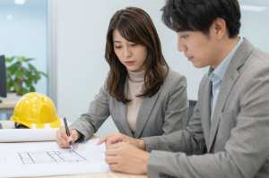 設計図を検討する建築家
