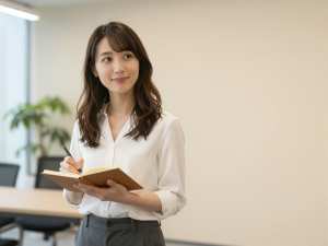 会議でメモを取る女性