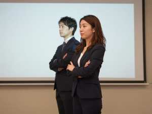 会議室でプレゼンを見るビジネスマン