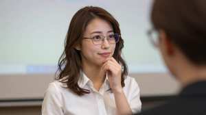 プレゼンに集中するビジネスマン